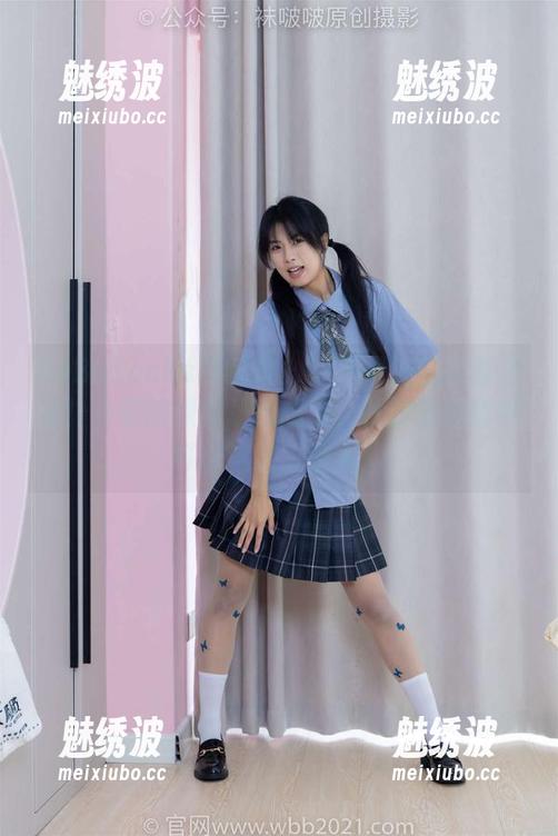 BoBoSocks袜啵啵-小安 BoBoSocks袜啵啵 - 涂指甲油的全套方法!小安的原图让我想到,从没觉得指甲可以这么吸引人。