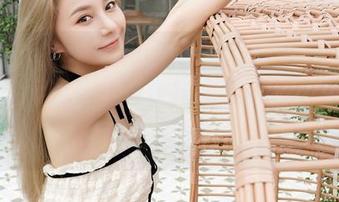 Feilin嗲囡囡 – 流氓小巫女白裙写真：如果裙子会说话，它肯定在唠叨‘穿我真凉快’。