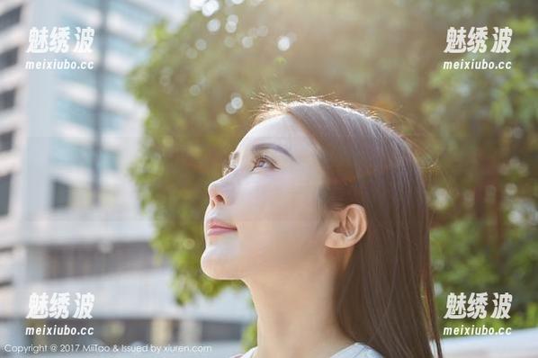 MiiTao蜜桃社-韵莉娜VANILLA MiiTao蜜桃社 - 情迷韵莉娜VANILLA的女孩写真,免费随心下载,难以抗拒的眼神里藏着小调皮!