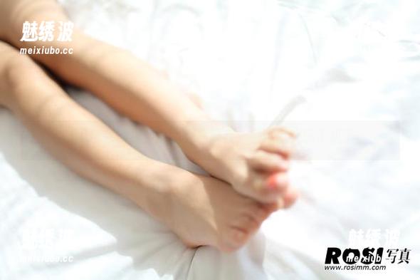 ROSI带来的裸足原图，提醒我，别再低头玩手机了。