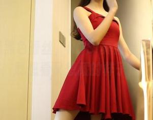 原图是黑色蕾丝，ROSI真会寻觅，那种既想看又想藏的样子！
