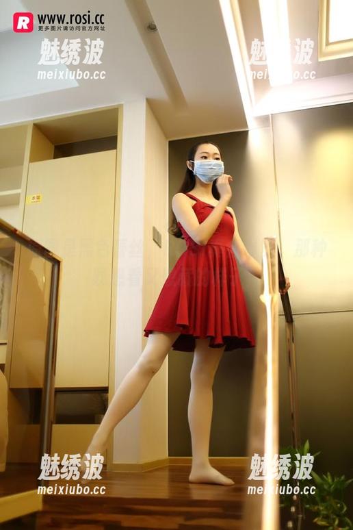 原图是黑色蕾丝，ROSI真会寻觅，那种既想看又想藏的样子！