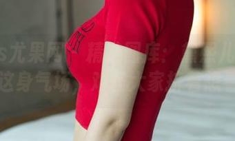 UGirls尤果网 – 精选图库：黛熙儿的礼服，靠这身气场，难怪大家挤着想看了。