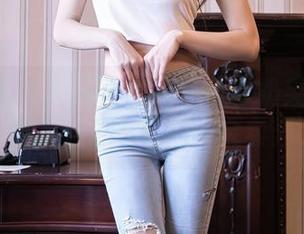 Xiuren秀人网 – 给大家分享奶芙乔乔的妹妹原图，这位小姐姐太会卖弄了吧。