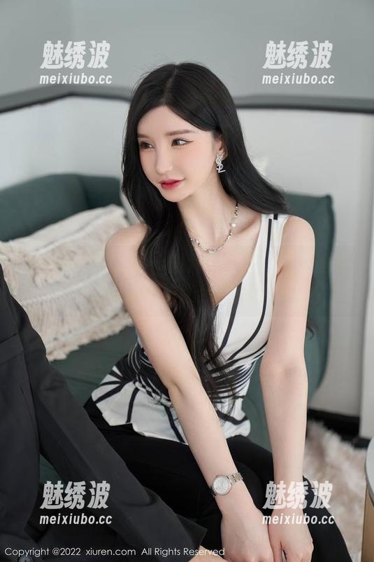 Xiuren秀人网-赵万灵 Xiuren秀人网 - 照片中的赵万灵,丝袜好像在悄悄跟我打招呼。
