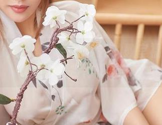 YouMi尤蜜荟 – 合法萝莉的教室福利：书桌上的各种想象！