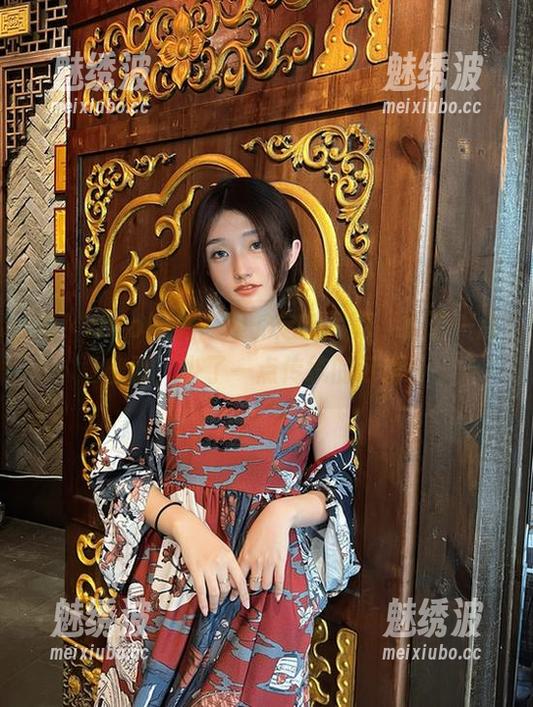 看！roroki骷髅姬的定制写真，多了一点幽默，少了一点传统的可爱。
