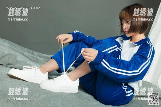 丽柜-安安 丽柜 - 当安安化身女王,原图气场全开,图包则是一场“友情赛”