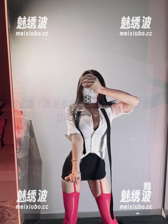 微密圈 - 跟随兔宝妮to的步伐，格子女仆装写真暗藏惊喜