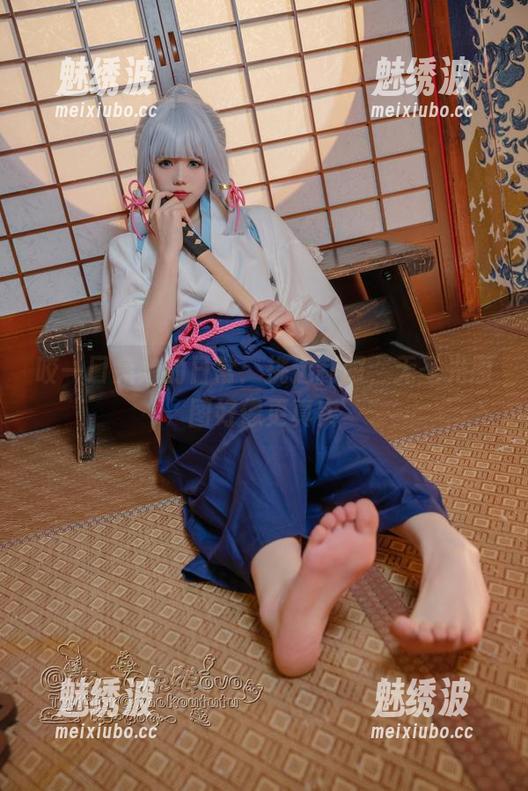 咬一口兔娘的日常：挑选制服，无圣光原图好像更真实