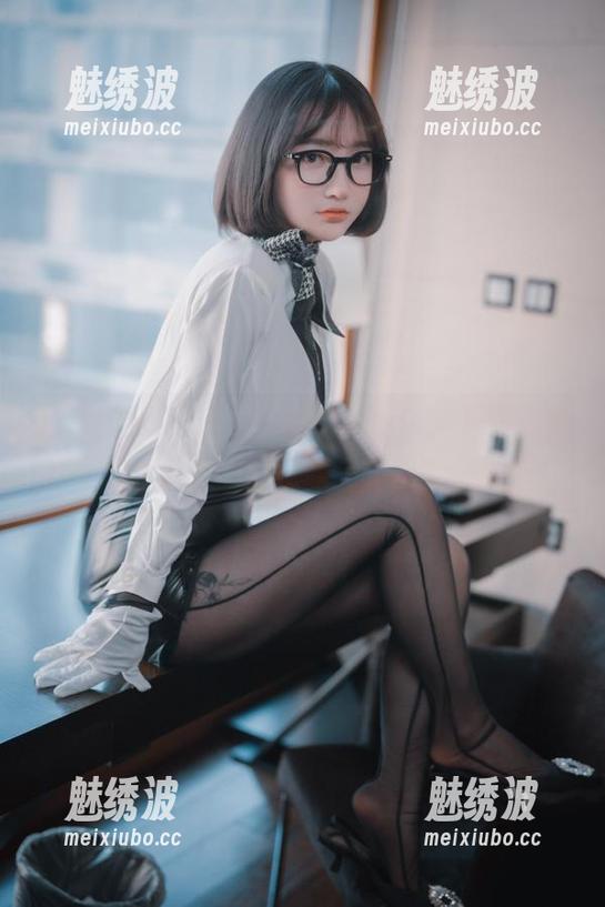 哇，孙乐乐(손예은)这秘书cos，下载一看，活生生的从职场走出来。