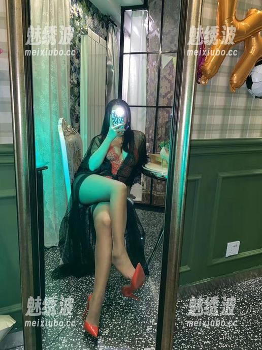 宸大小姐 微密圈 - 宸大小姐的灰丝福利大公开:用图片让你反思,腿上的光泽是否该交个朋友?