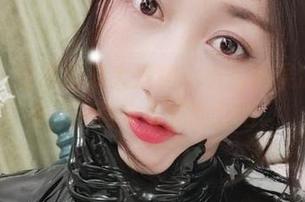 微密圈 – 在线图集大揭秘：小玉吃果冻在浴室里，一场水与光的对话。