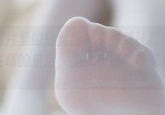 这张图片里的白丝红裙，竟然让我想起一位不在场的皇后，少女秩序果然高深莫测～