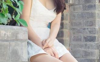尤果网 – 这组分享里的牛仔裤，游子熙真的是把随性穿法演绎到极致了。