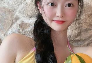 微密圈 – 左公子666红裙在线写真：我先扔掉手里的零食，生怕不小心沾染到这朵美丽的花！