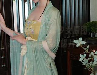 当年年Nnian更新苗疆少女原图，结果我差点以为自己走错片场！