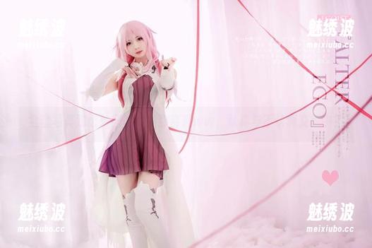 弥音音ww 全套写真对比:四季里的弥音音ww,认真与不认真交锋中?