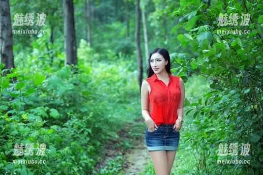 推女郎-王馨瑶 推女郎 - 消暑必备!王馨瑶的泳池分享,脑补场景中大家都在溅水!