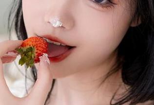 桃良阿宅蓝色比基尼合集：看，连我的沙发都开始涨姿势了！