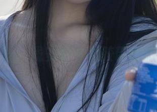 高清背面：浅安安与黑胶带的微妙碰撞