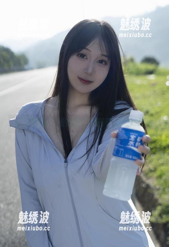 浅安安 高清背面:浅安安与黑胶带的微妙碰撞