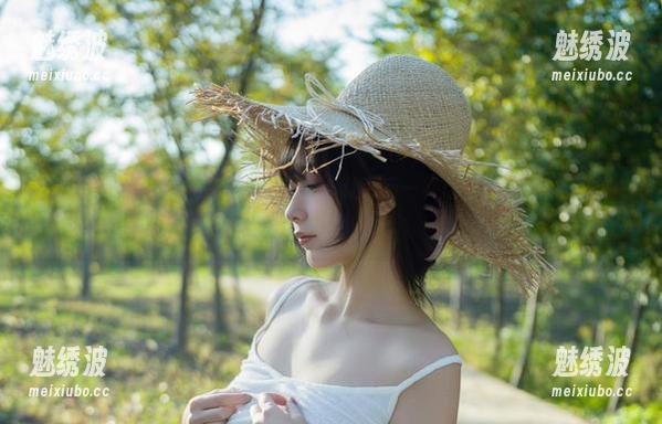 浅安安 女王又来了!浅安安的图集更新,让我有一种想立刻体验她气场的冲动。