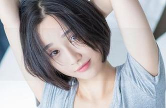 爱蜜社 – 看，格格污巫这套写真，学姐恰到好处的撩