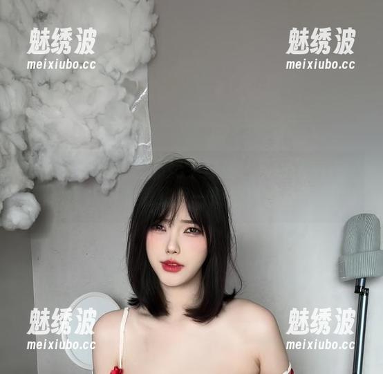 微密圈 - 琳铛铛的奶牛套装合集也太随性了吧，图片中的情绪我一时还真捕捉不到。