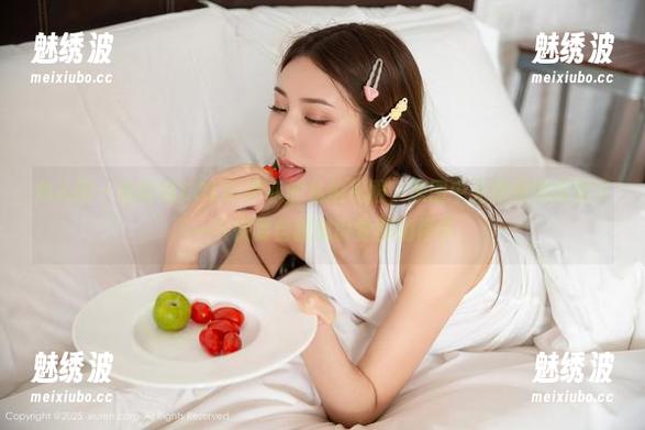 秀人网 - 香甜如SOLO-尹菲的私拍礼服，原图中无意间捕捉到了一只快要自我意识觉醒的裙子