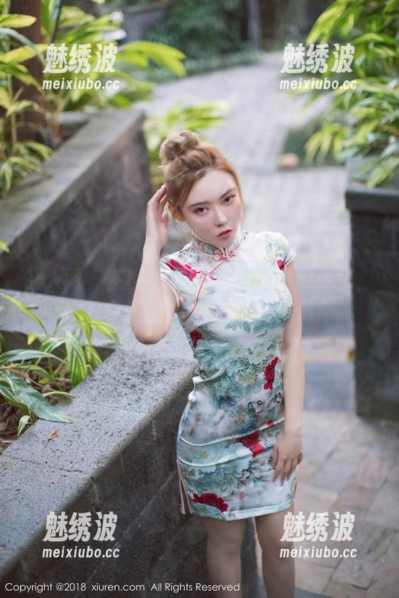 秀人网 - 在程程程的无圣光奶牛套图里，牛也有春天，愉悦的农田漫游！