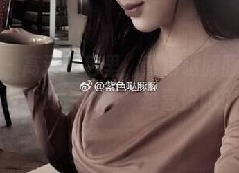 微密圈 – 高清图包里，紫色哒豚豚手里捧着新货，哦哟，是喜悦吗？