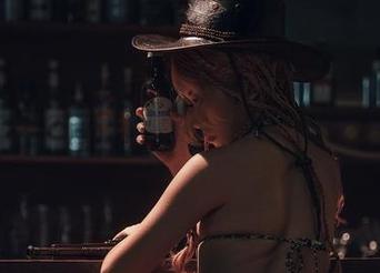 送你一份芊川一笑MNK的护士私拍合集，抵抗不了的可爱！