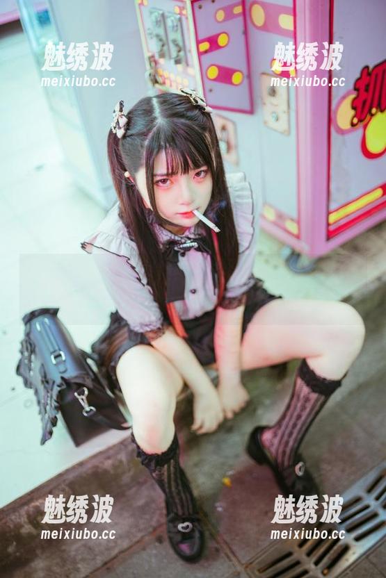 落落Raku私拍集：女性气质与女神偶像的完美结合！