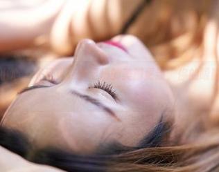蜜桃社 – 小心，一旦见到伊素妍的美脚更新，你的眼睛会被勾走！