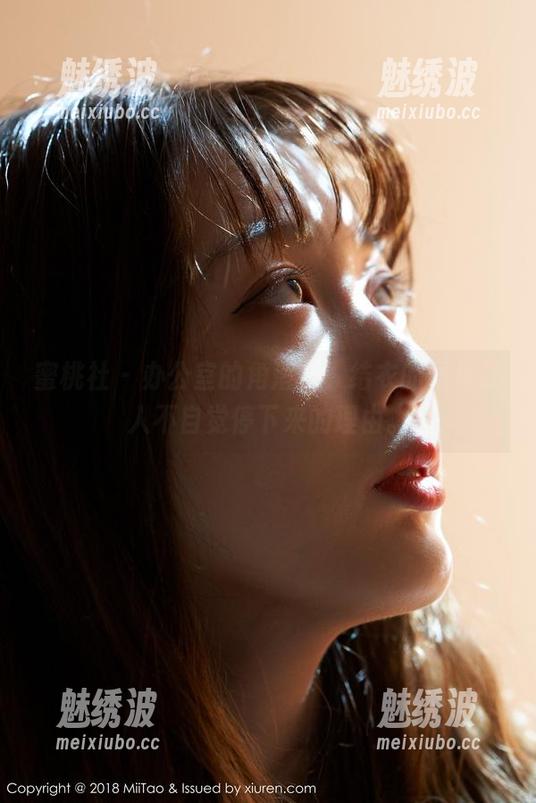 蜜桃社-结衣 蜜桃社 - 办公室的角落里,结衣的图包让人不自觉停下来的理由。
