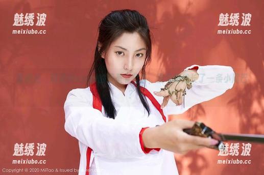蜜桃社-萌美Moemi 蜜桃社 - 萌美Moemi的万圣节分享,图包好像长了一条小尾巴?