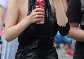 魔镜街拍 – 不得不说，婷婷的私拍技艺了得，白色吊带连衣裙搭黑丝，这美腿我好想一探究竟！
