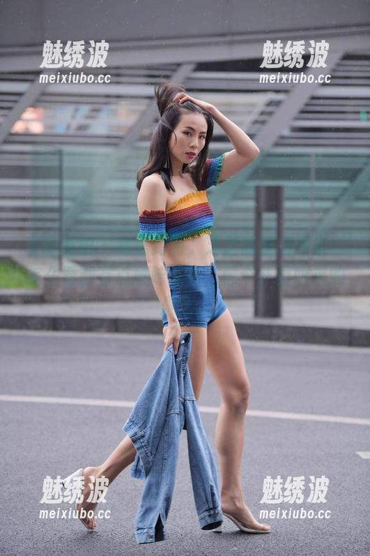魔镜街拍 - 私房封面，芝芝的蓝色泳衣，怎么看都有点意味深长，像个扑面而来的悬念。