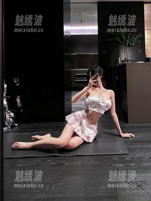 黎允熙 微密圈 - 原来灰色后妈裙也能穿出高级感,黎允熙的最新写真真让人意外!